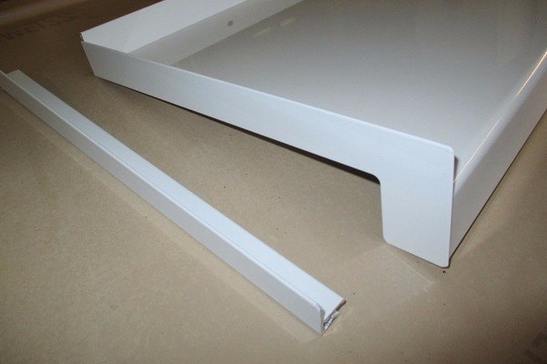 ALU-Standard_25_Außenfensterbank_Weiß_9016_GL_Sichtabschluss